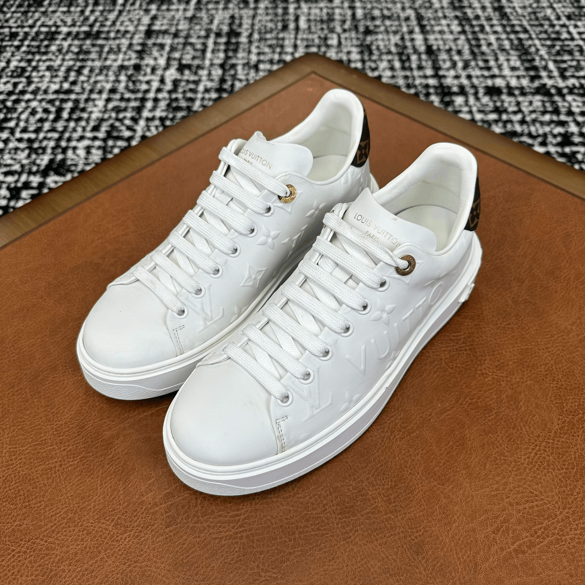 Louis Vuitton Louis Vuitton White Lowtop Sneakers it_37-5 Women Size US 7.5 / IT 37.5 - 1 Thumbnail