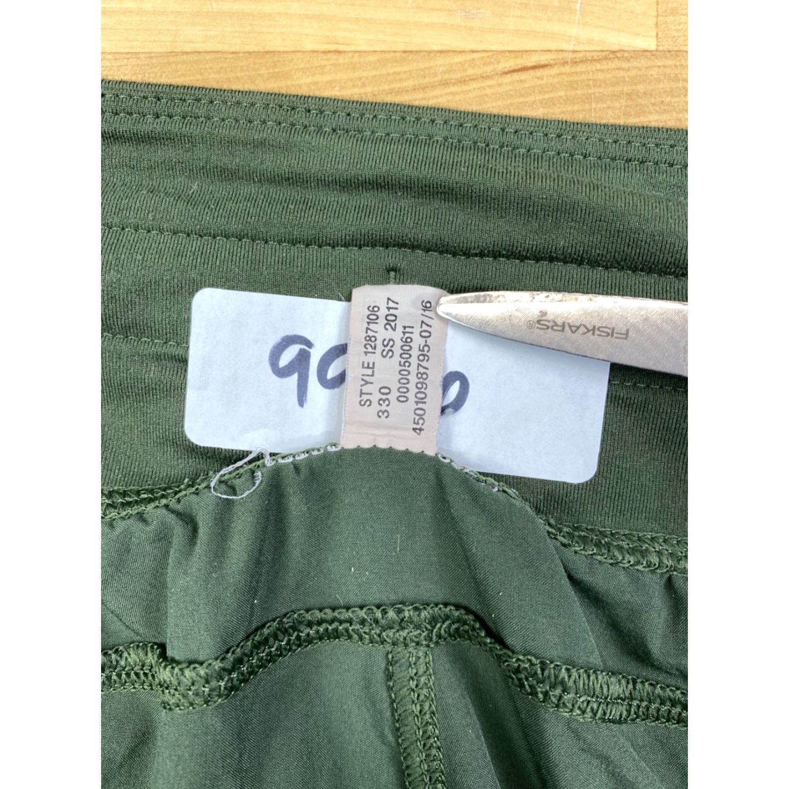 Under Armour Under armour Cropped Pants Womens M Green Drawstring Activewear #9986 Size 32" / US 10 / IT 46 - 4 Thumbnail