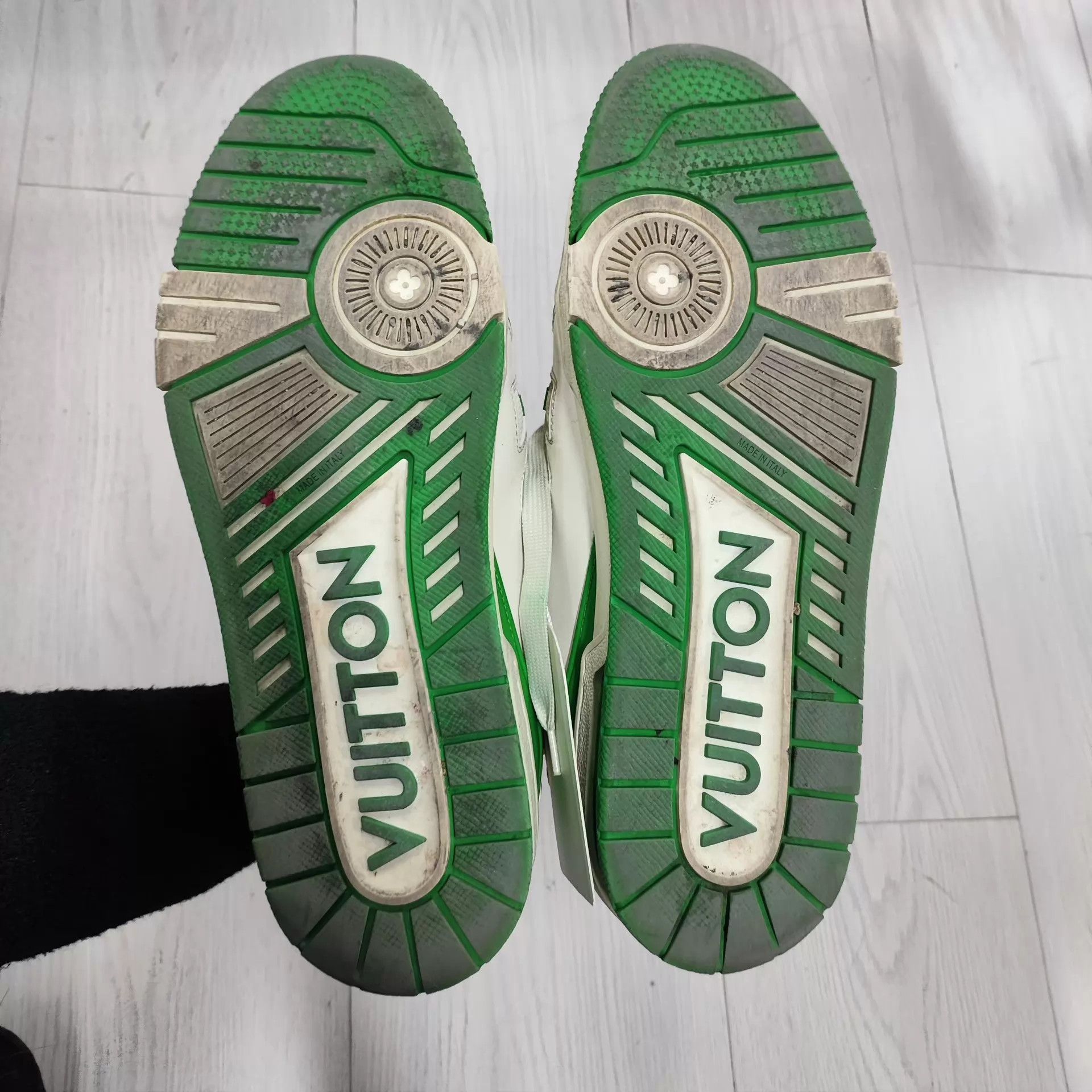 Louis Vuitton LV Leather White Green Trainer 9 Size US 9 / EU 42 - 3 Thumbnail