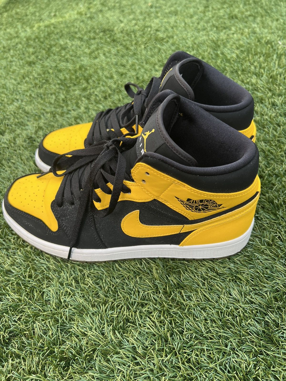 Jordan Brand Jordan 1 Mid “New Love” 2017 Size US 10.5 / EU 43-44 - 3 Thumbnail