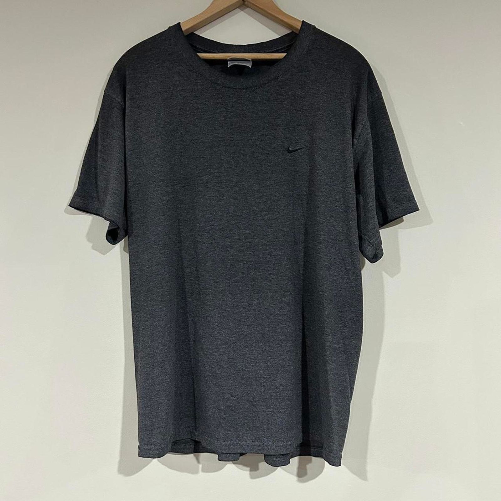 Nike Vintage Y2K Nike Essentials Tee Shirt Size US L / EU 52-54 / 3 - 1 Thumbnail