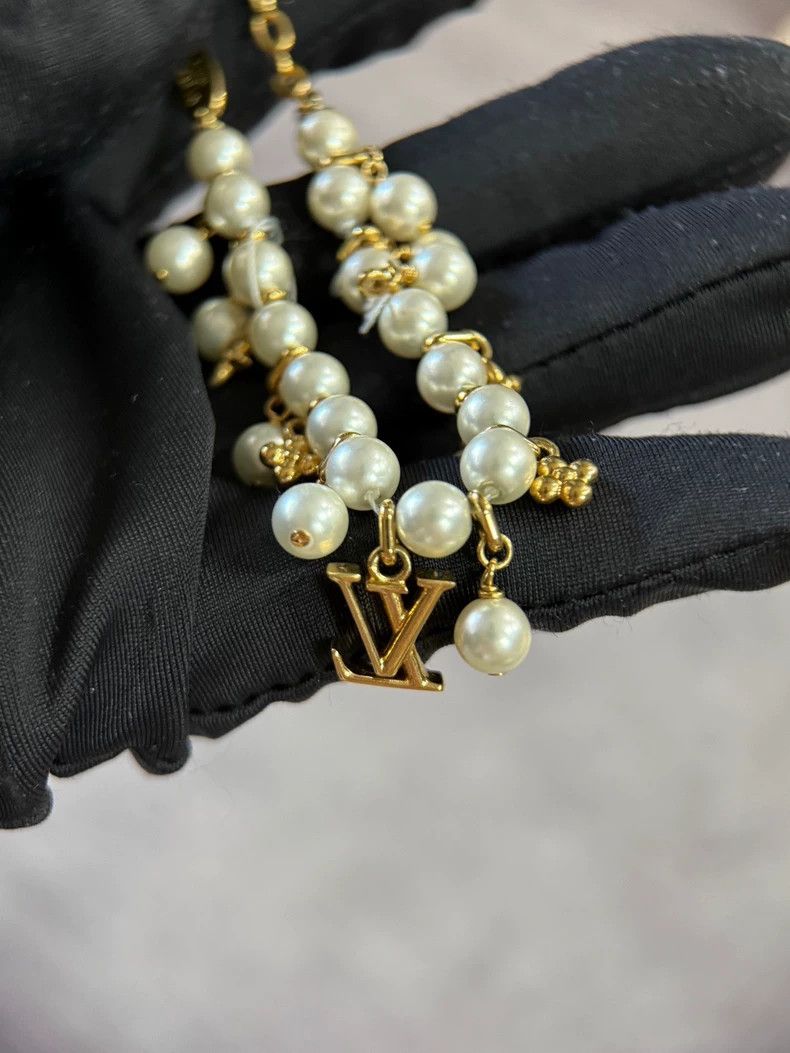 Louis Vuitton Louis Vuitton Three-flower Pearl Bracelet Size ONE SIZE - 3 Thumbnail