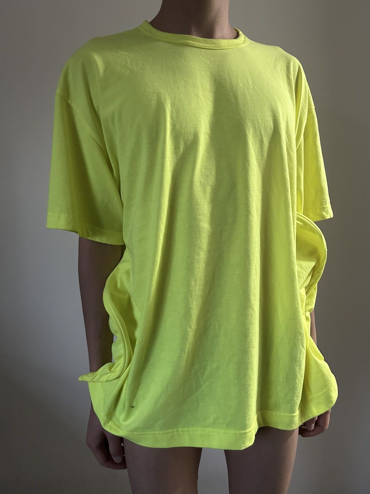 Neon CDG wire detailed T Shirt