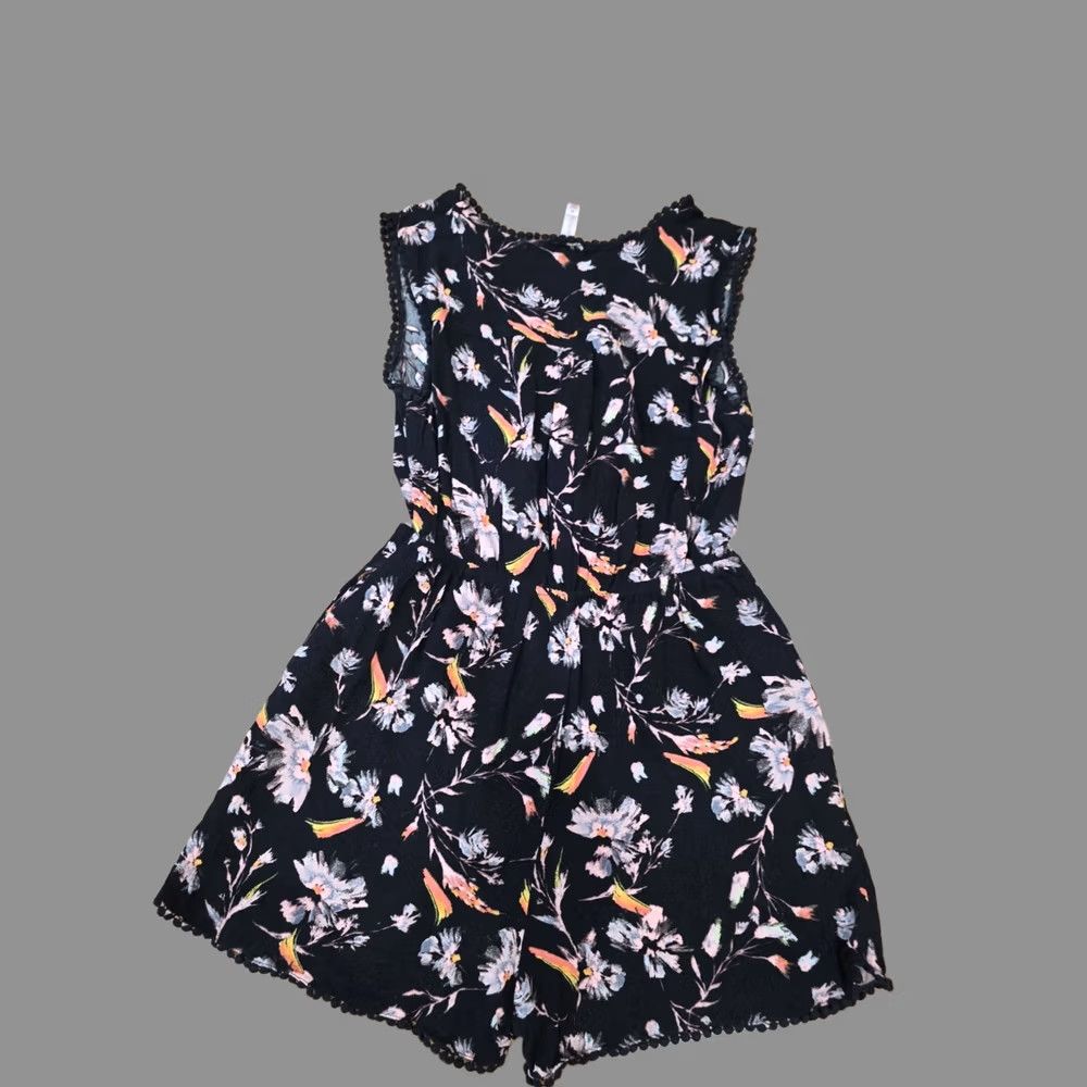 Vintage Xhilaration Romper Size Medium Womens Sleeveless One-Piece Black Floral Rayon M Romper Size 32" / US 10 / IT 46 - 1 Thumbnail