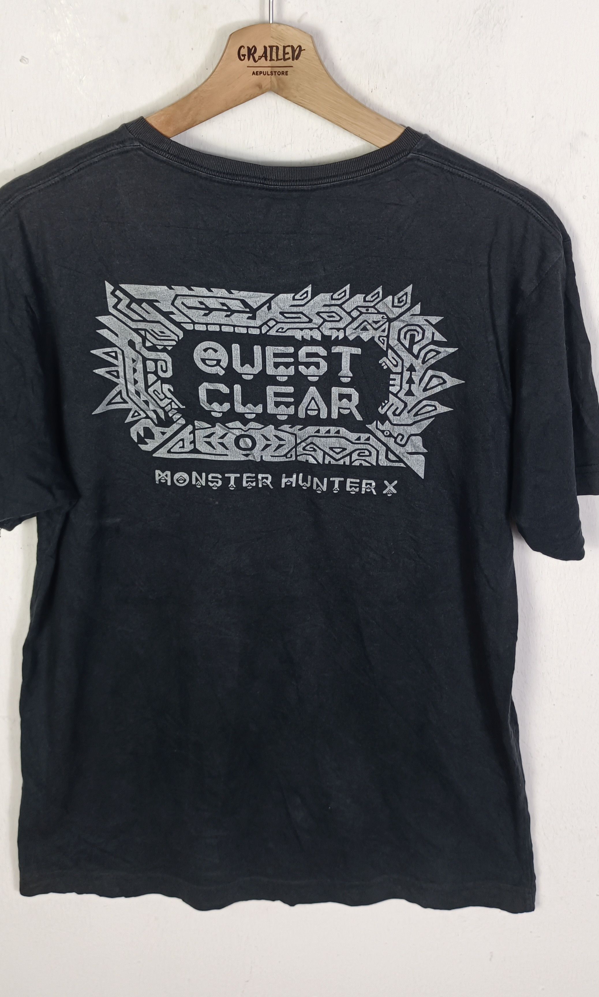 Uniqlo Monster Hunter Uniqlo Short Sleeve T Shirt Size US M / EU 48-50 / 2 - 3 Thumbnail