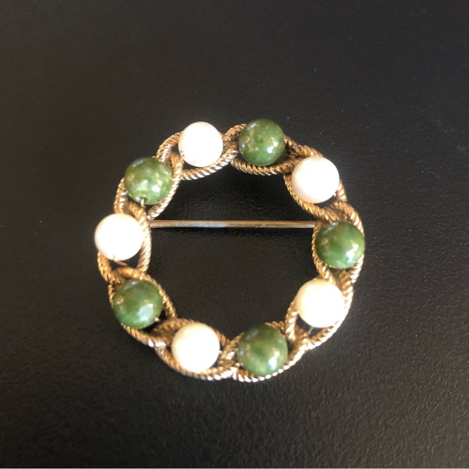 Vintage Vintage simulated jade and pearl gold wreath brooch pin Size ONE SIZE - 5 Thumbnail