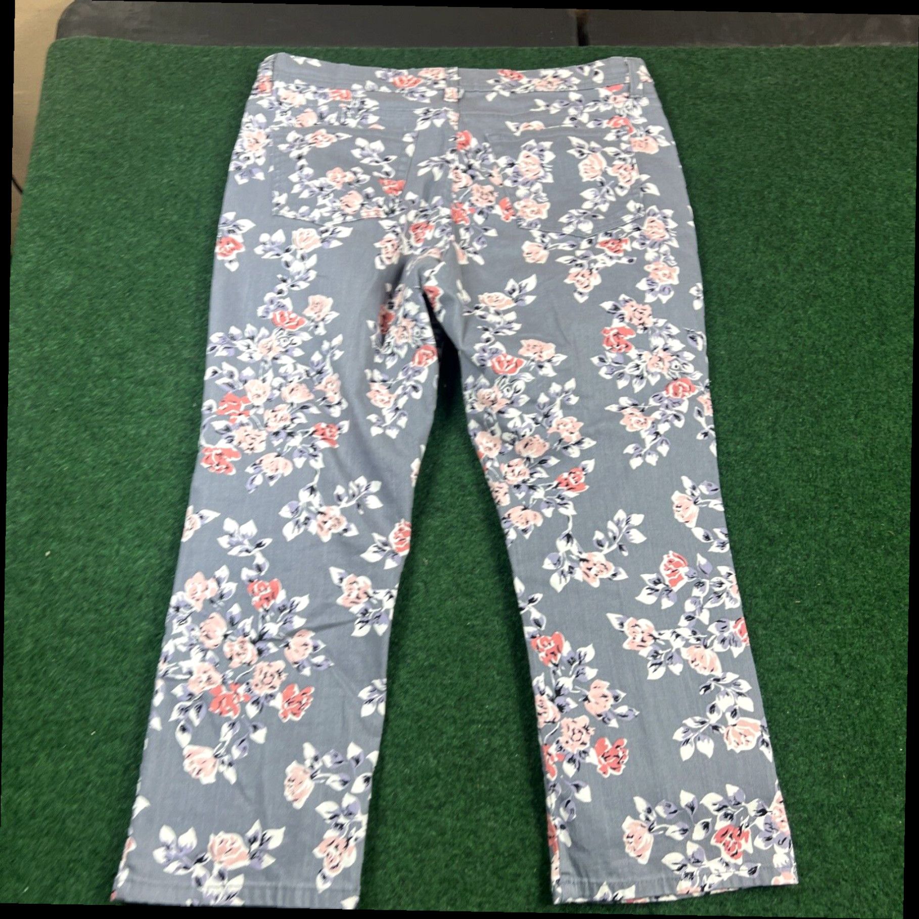 Lee Lee Natural Fit Cropped Capri Pants Women Sz 14 Medium Flowers Straight Leg Size 36" / US 14 / IT 50 - 6 Thumbnail