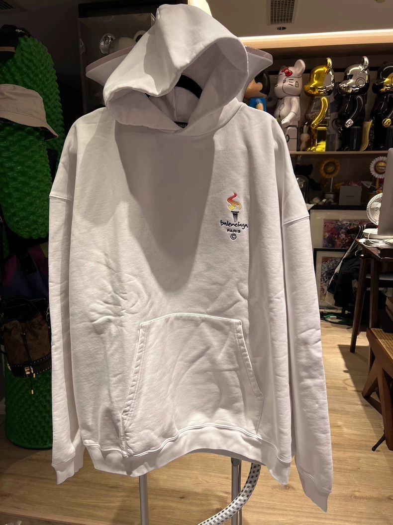 Balenciaga Balenciaga White Torch Embroidered Hoodie Size S New with Size US S / EU 44-46 / 1 - 1 Thumbnail