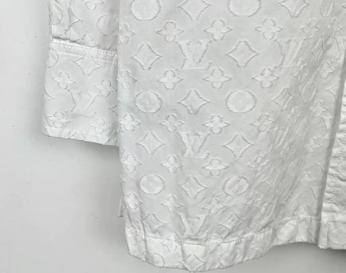 Louis Vuitton Louis Vuitton Lv white logo with floral sleeved shirt Size US S / EU 44-46 / 1 - 4 Thumbnail