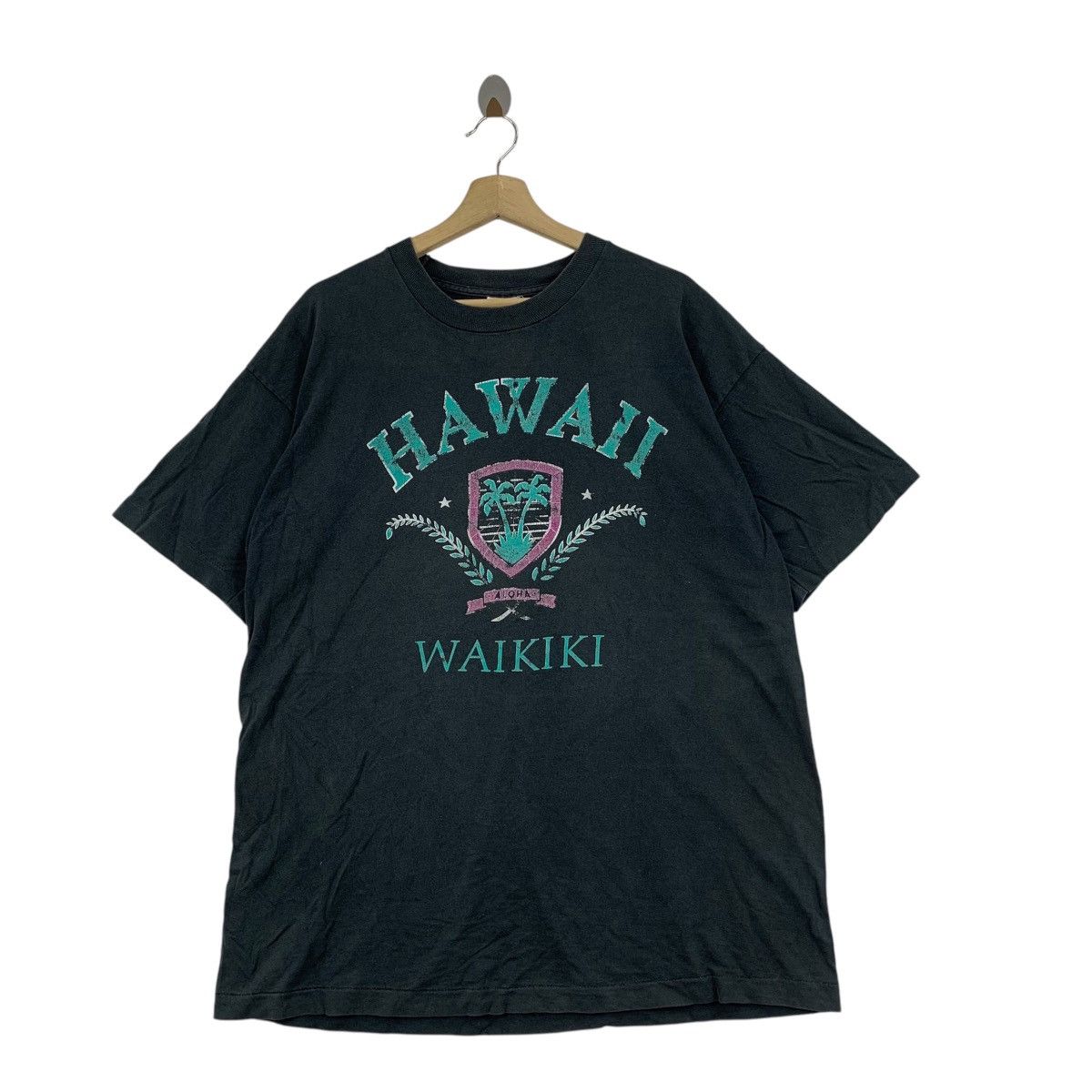 Vintage Vintage 90’ HAWAII ALOHA WAIKIKI Crest Logo Tee Shirt Top Size US XL / EU 56 / 4 - 1 Thumbnail