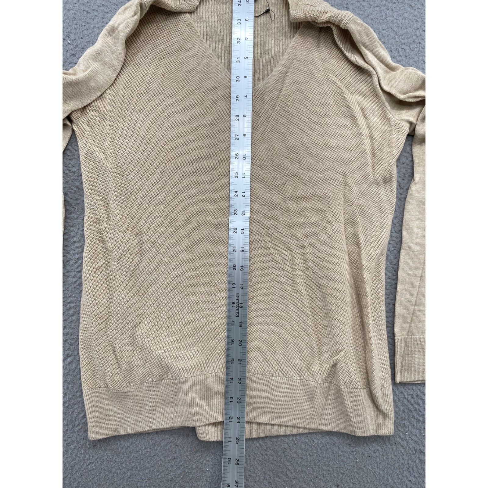 Banana Republic VINTAGE Banana Republic Women’s Lightweight Beige V Neck Sweater in Size Small Size S / US 4 / IT 40 - 6 Thumbnail