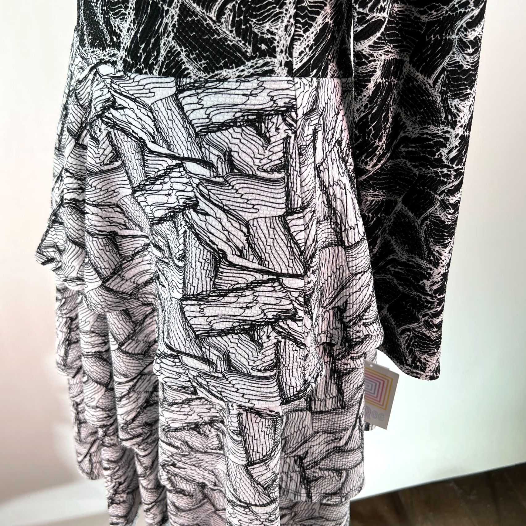 Vintage New Lularoe Womens Georgia Abstract Tiered Stretch Black Fit & Flare Dress Sz M Size M / US 6-8 / IT 42-44 - 7 Thumbnail