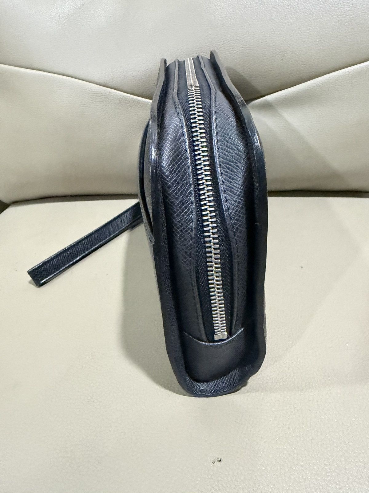 Louis Vuitton Authentic Louis Vuitton Taiga Black Clutch Size ONE SIZE - 7 Thumbnail