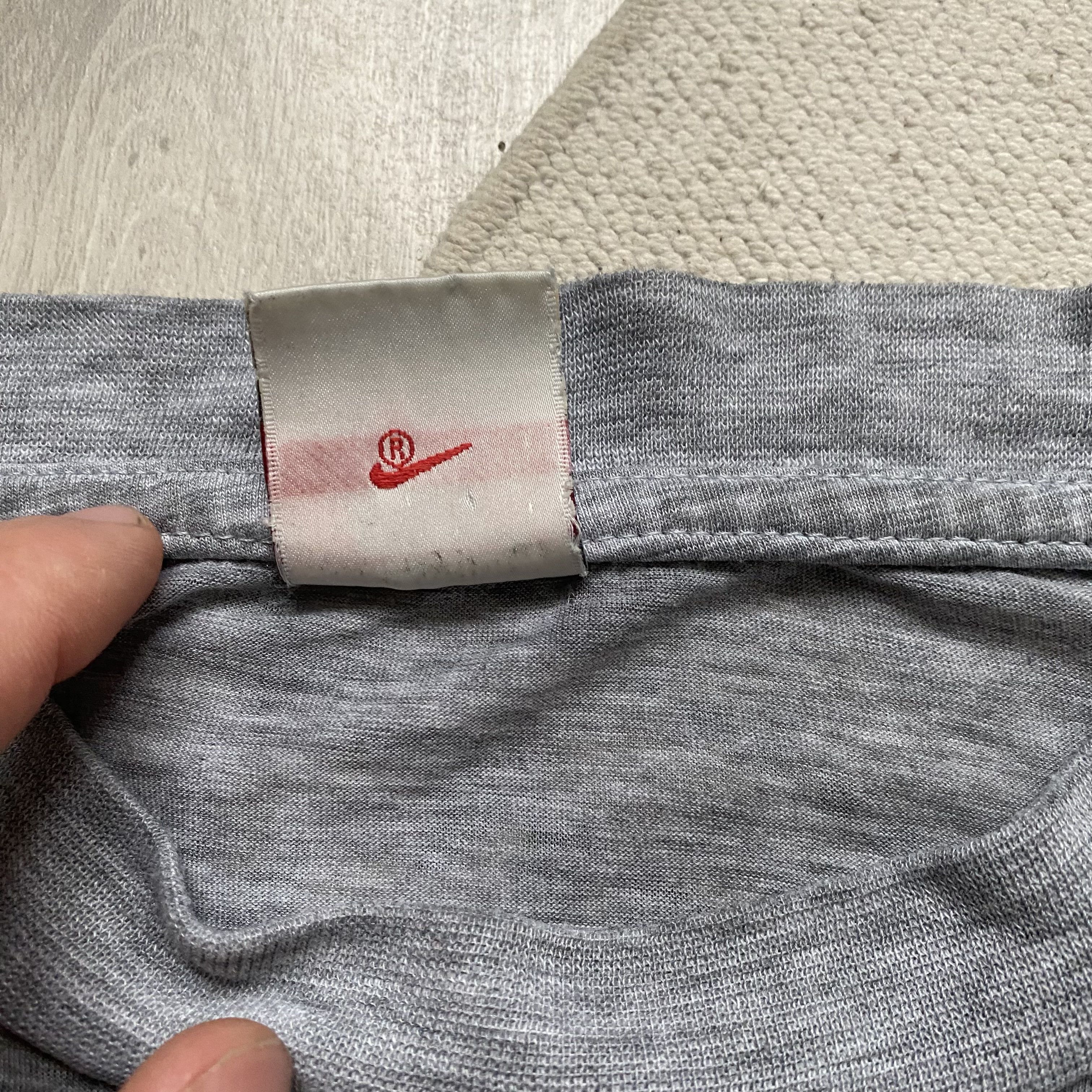 Nike Vintage 90s Nike tee big Logo Y2K distressed Size US L / EU 52-54 / 3 - 7 Thumbnail