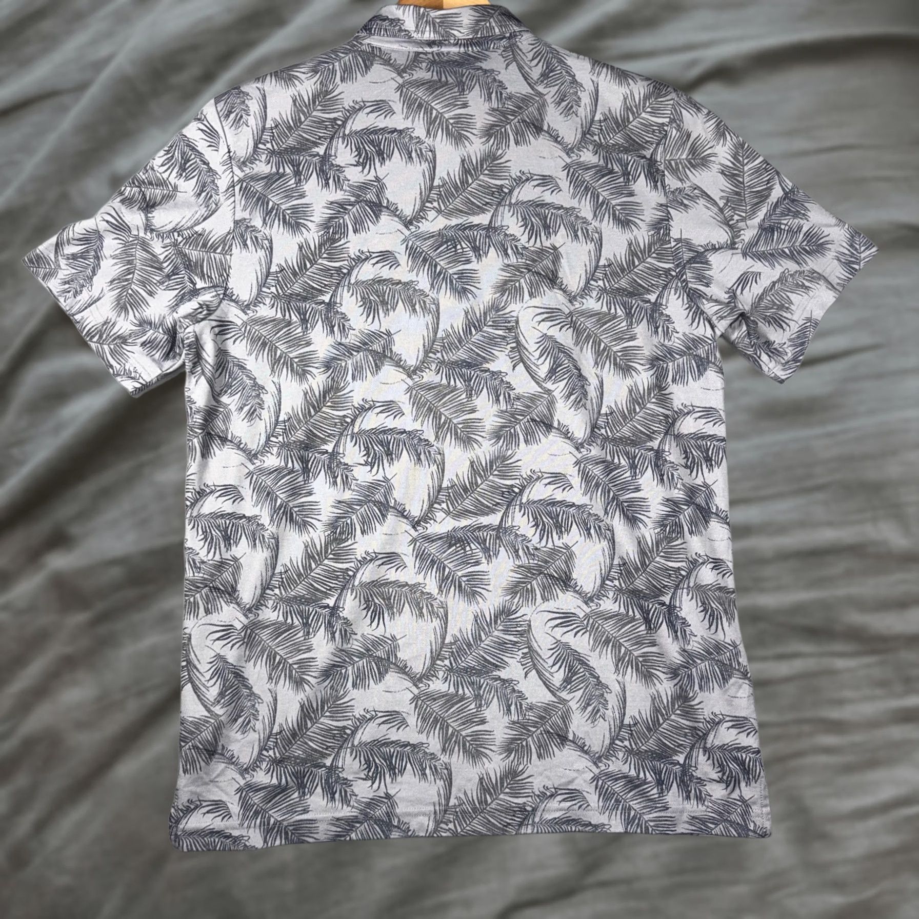 TravisMathew TravisMathew Polo Shirt Mens Large Gray Palm Print Golf Performance Stretch Polo Shirt Mens L Gray Palm Print Size US L / EU 52-54 / 3 - 1 Thumbnail