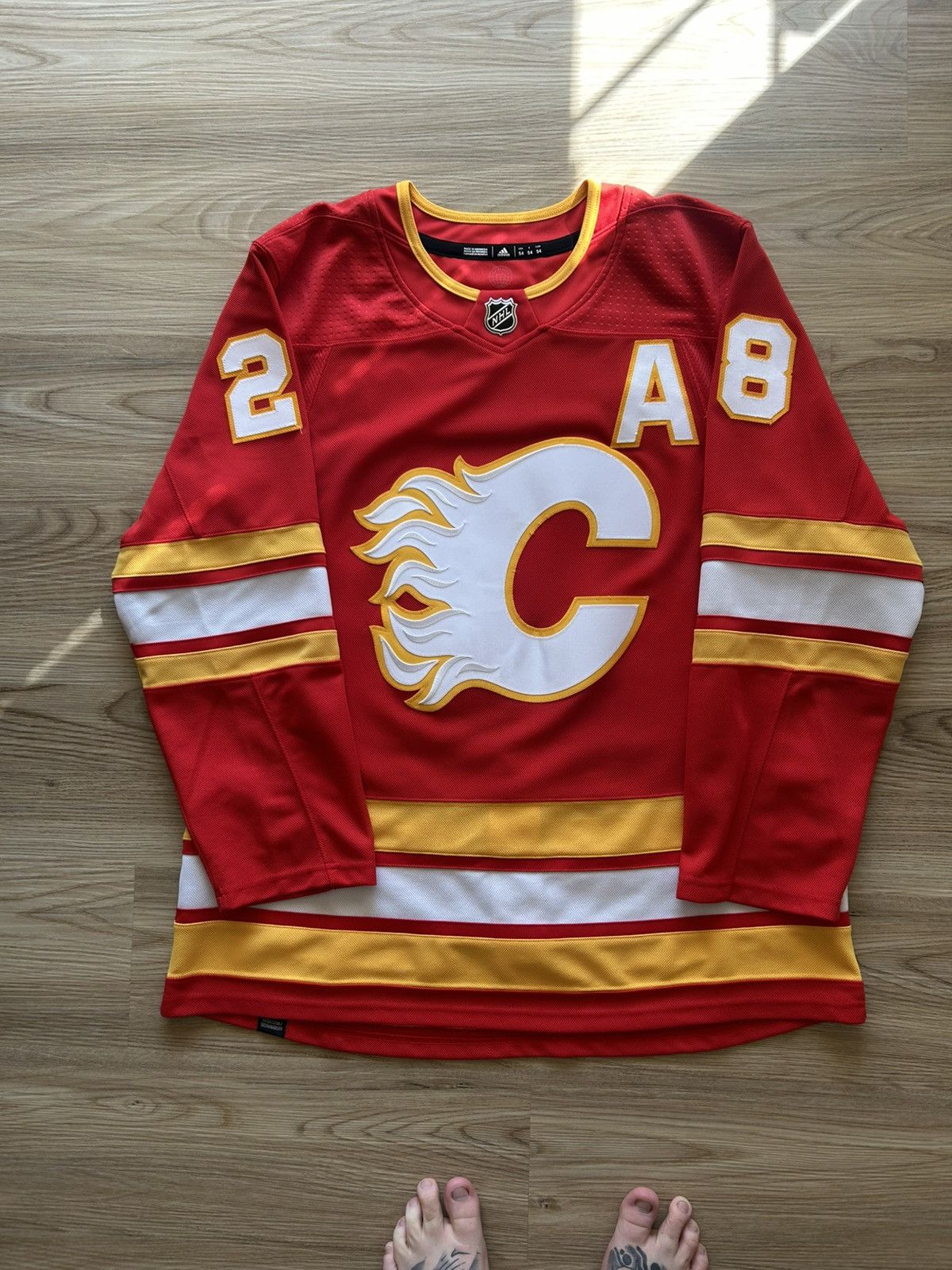 NHL Calgary Flames Elias Lindholm Autograph Jersey Size US XL / EU 56 / 4 - 2 Thumbnail