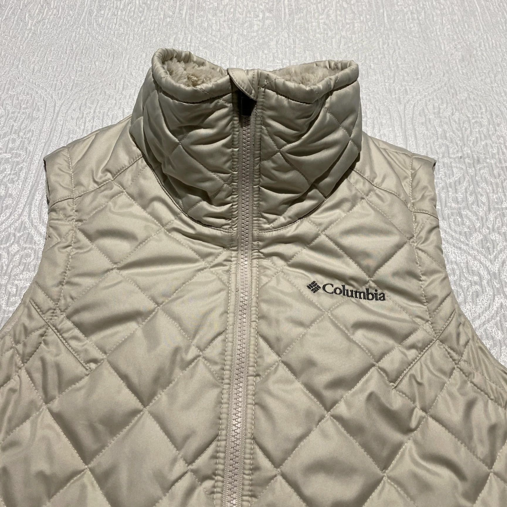 Vintage Columbia Vest Womens M Beige Quilted Sherpa Lined Insulated Drawcord Zip Pockets Logo Casual Travel Fall Winter Size M / US 6-8 / IT 42-44 - 2 Thumbnail