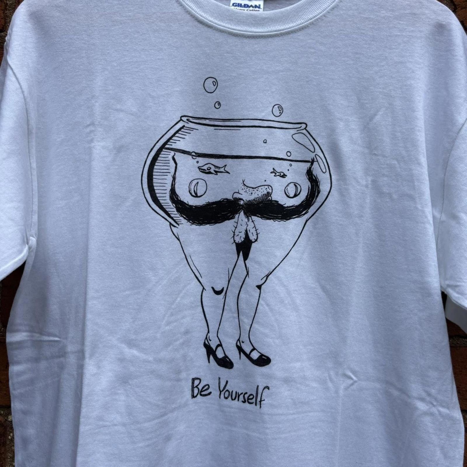 Gildan Vintage be yourself weird art t shirt fishtank legs balls Size US M / EU 48-50 / 2 - 3 Thumbnail