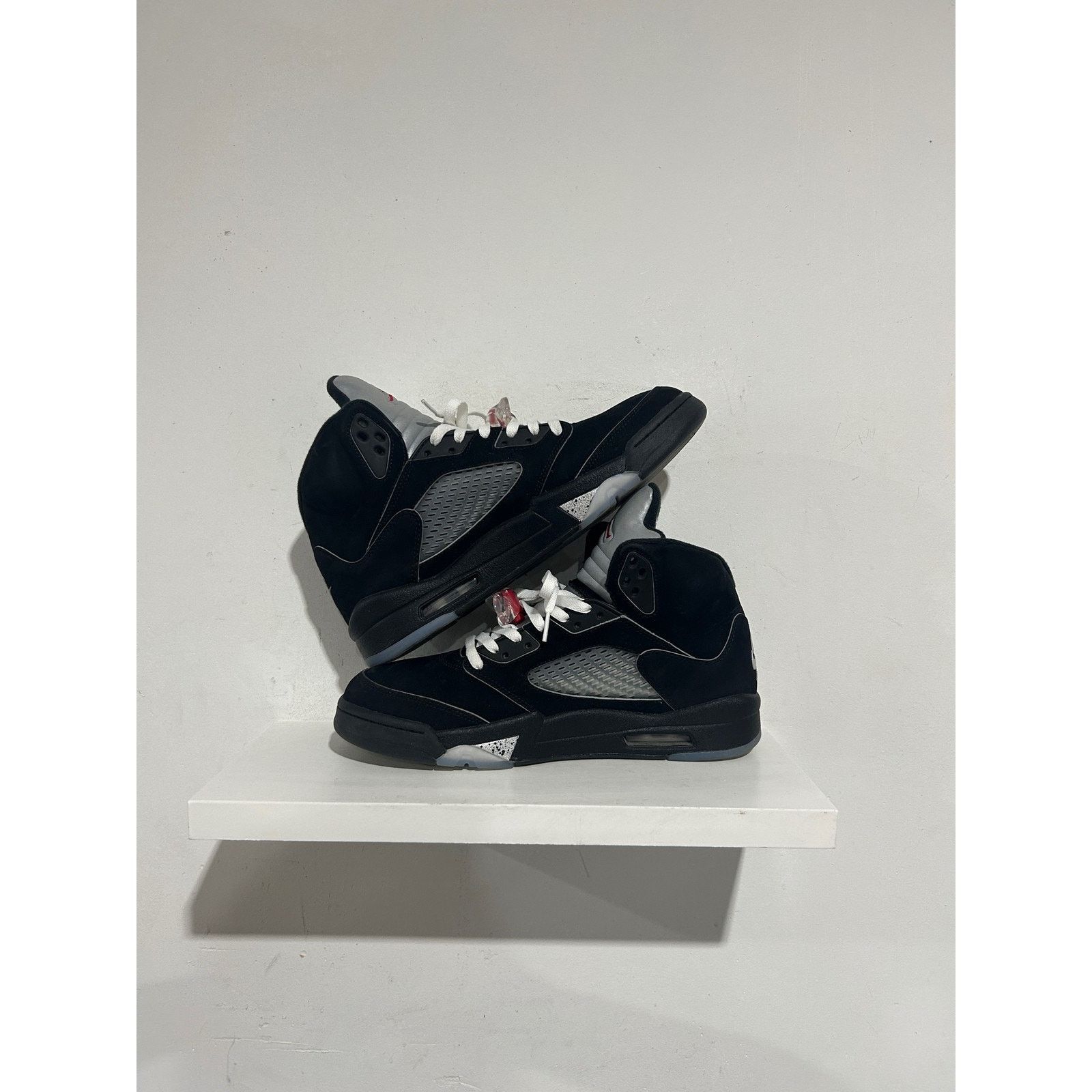 Nike JORDAN 5 RETRO BLACK METALLIC REIMAGINED SIZE 12 PREOWNED Size US 12 / EU 45 - 2 Thumbnail