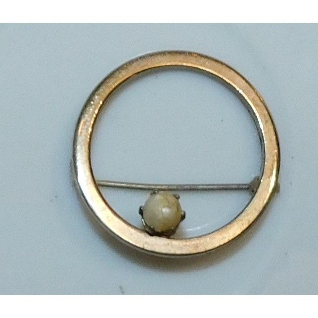 Other Vintage Gold Tone Open Circle Brooch With Faux Pearl Accent Size ONE SIZE - 2 Thumbnail