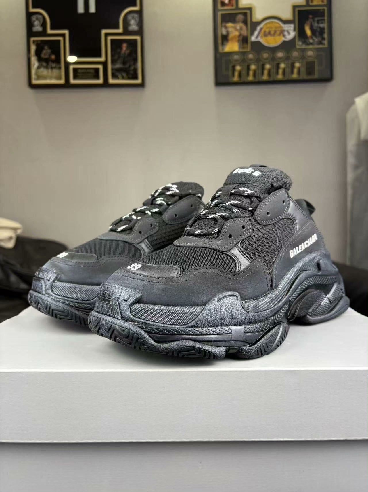 Balenciaga Balenciaga Black Lowtop Sneakers 6.5 Men Size US 6.5 / EU 39-40 - 1 Thumbnail