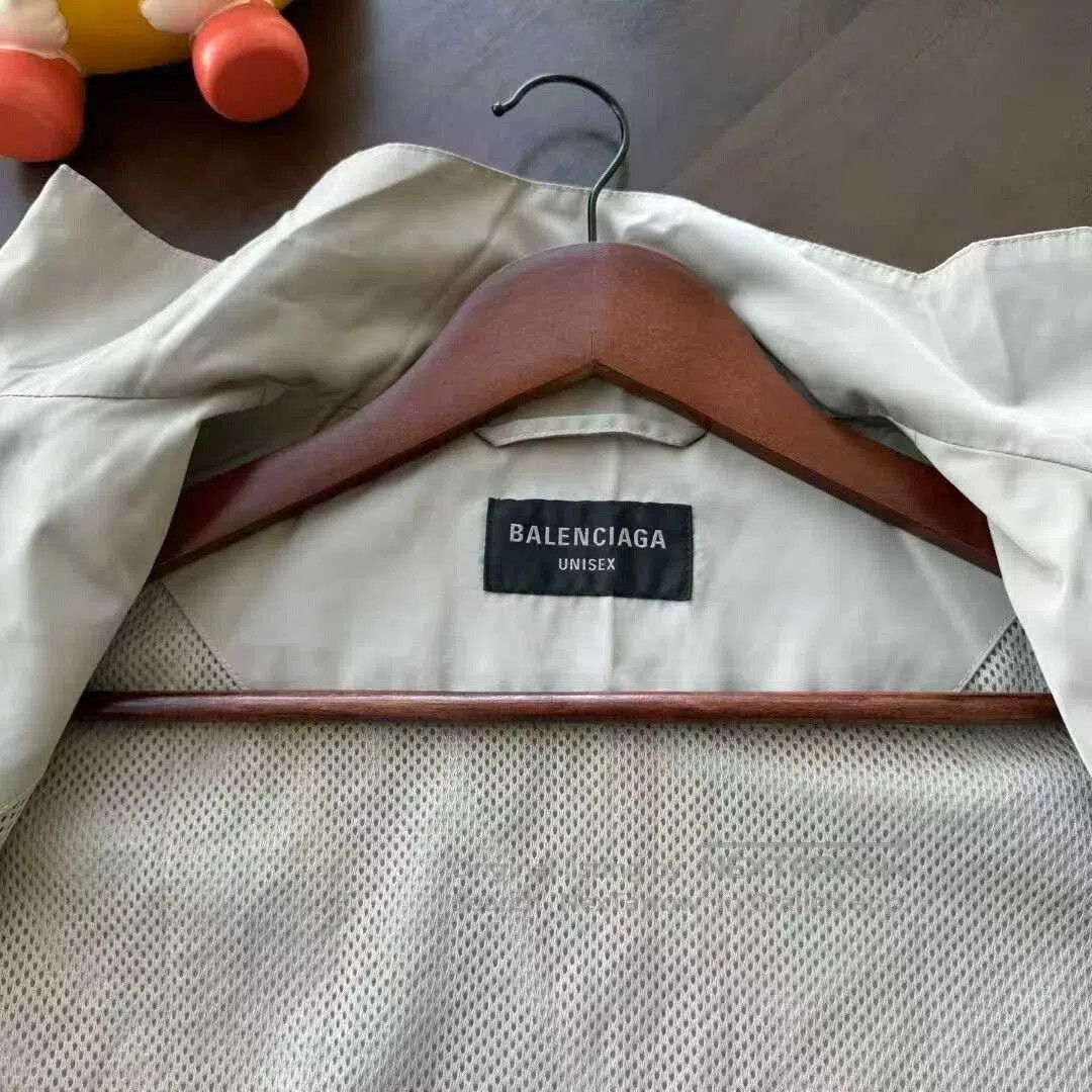 Balenciaga balenciaga cream jacket fw23 in size xs. Size US XS / EU 42 / 0 - 6 Thumbnail