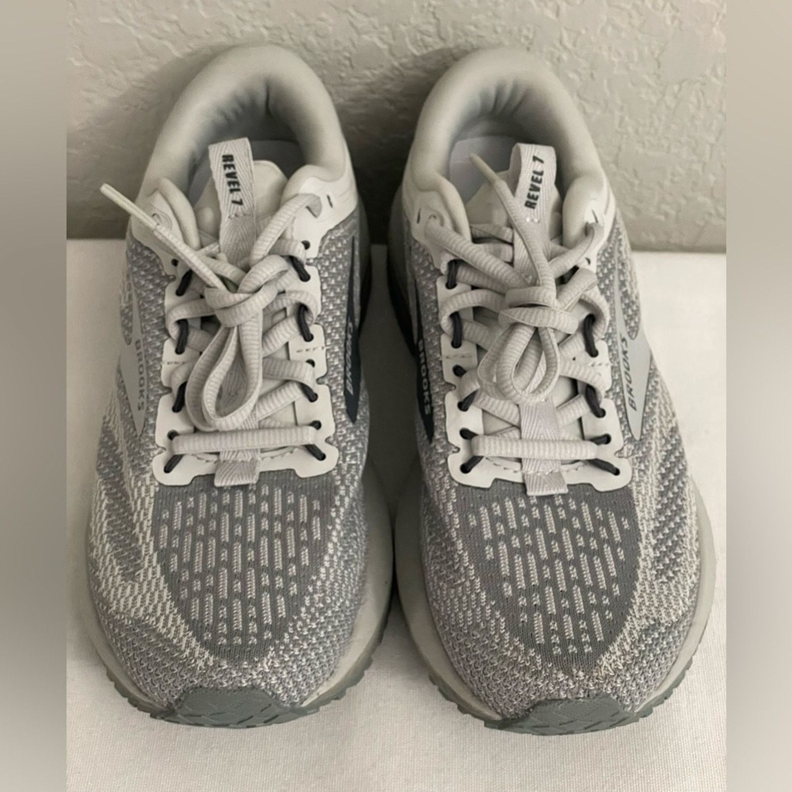 Brooks Brooks Revel 7 Neutral Running Shoe Oyster Gray Womens 6 Size US 6 / IT 36 - 2 Thumbnail