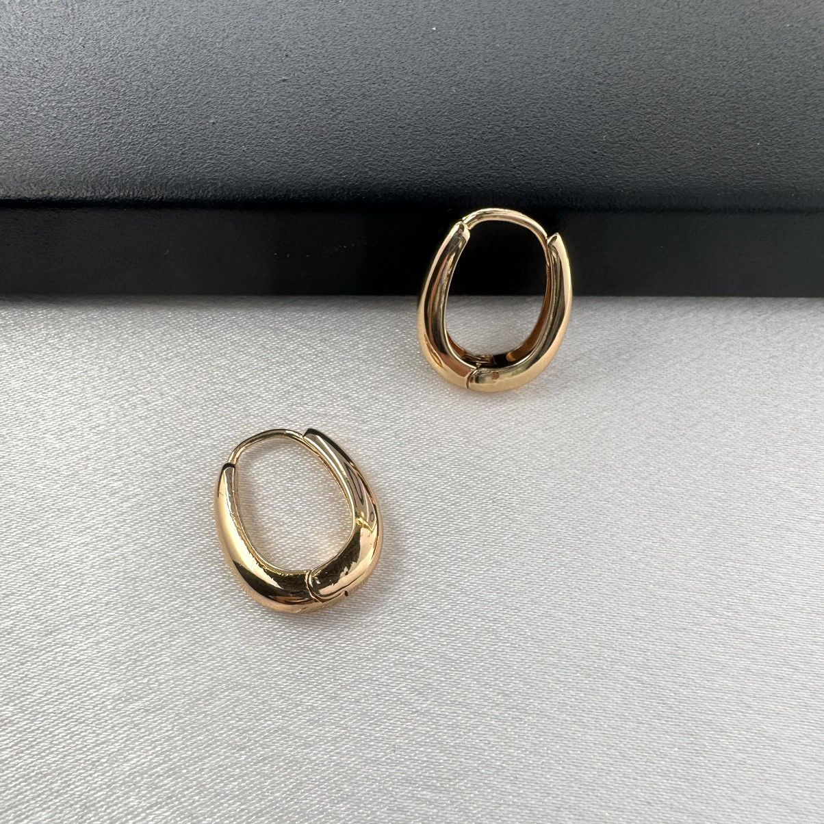 Designer Small Oval Gold Hoop Earrings for Women Size ONE SIZE - 3 Thumbnail