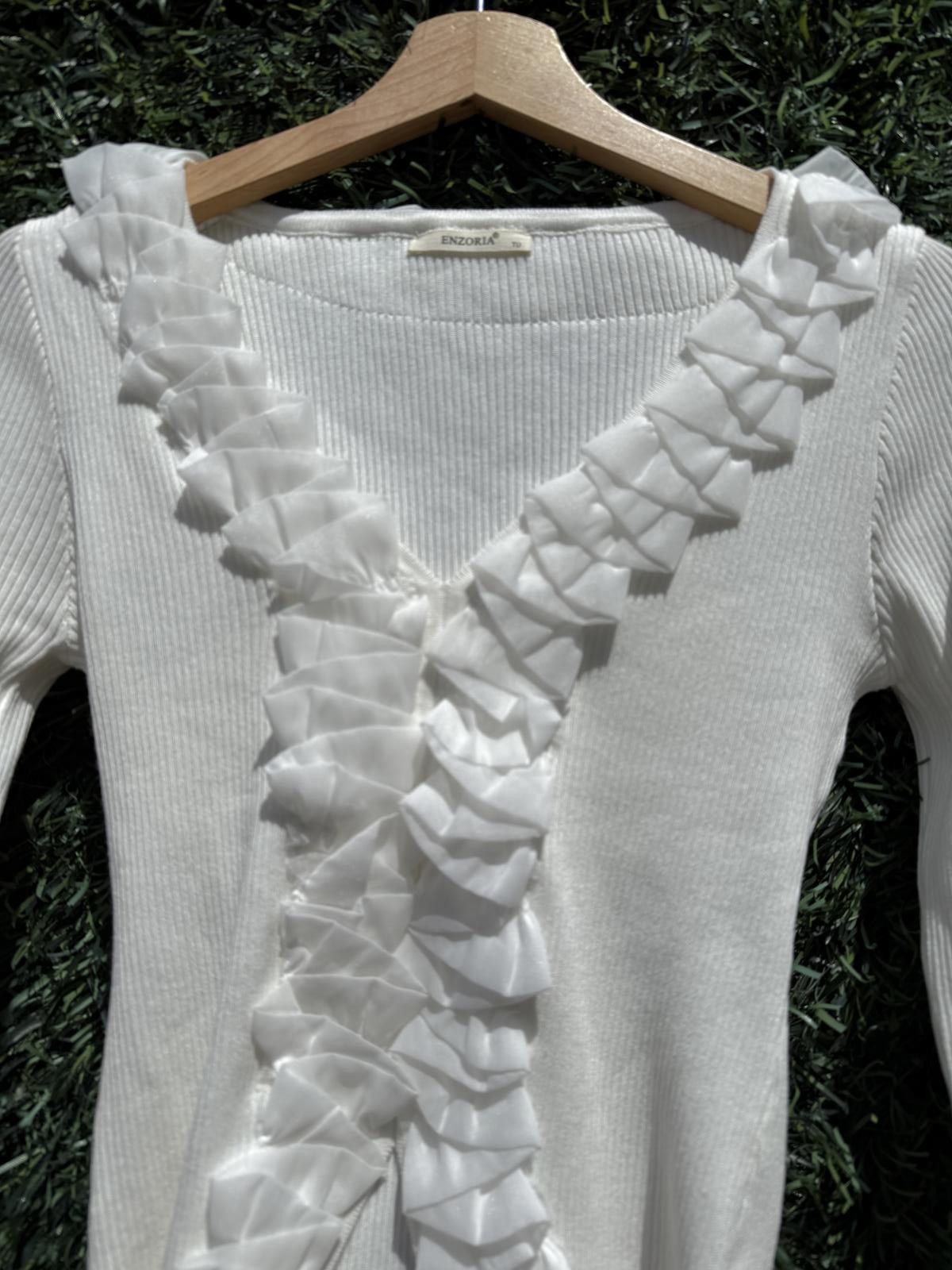Designer Chic White Ribbed Sweater with Ruffle Detail Size M / US 6-8 / IT 42-44 - 4 Thumbnail