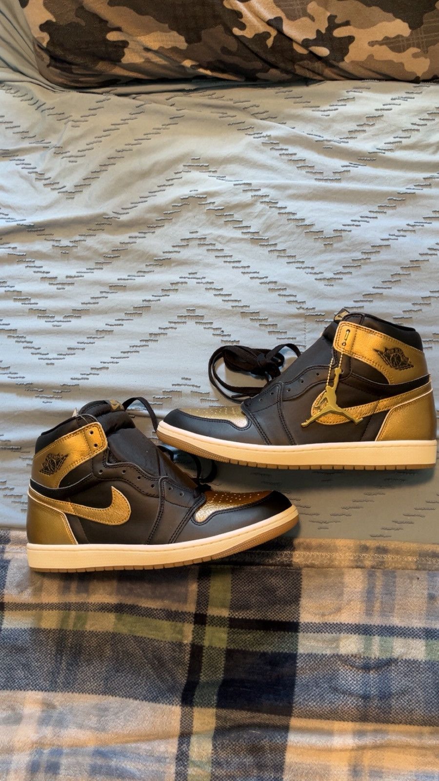 Jordan Brand Air Jordan 1 High sneakers in a black and metallic gold Size US 11.5 / EU 44-45 - 11 Thumbnail