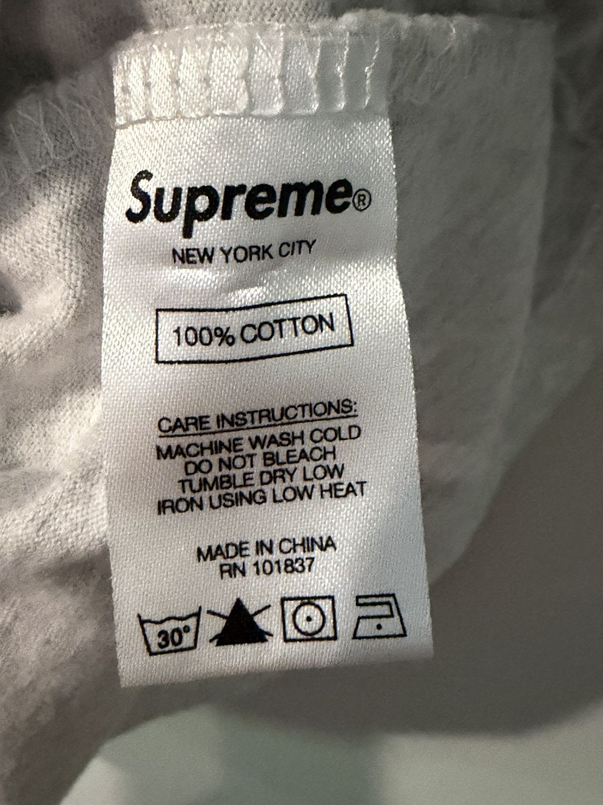 Supreme Supreme Cut out logo Tee Size US M / EU 48-50 / 2 - 4 Thumbnail