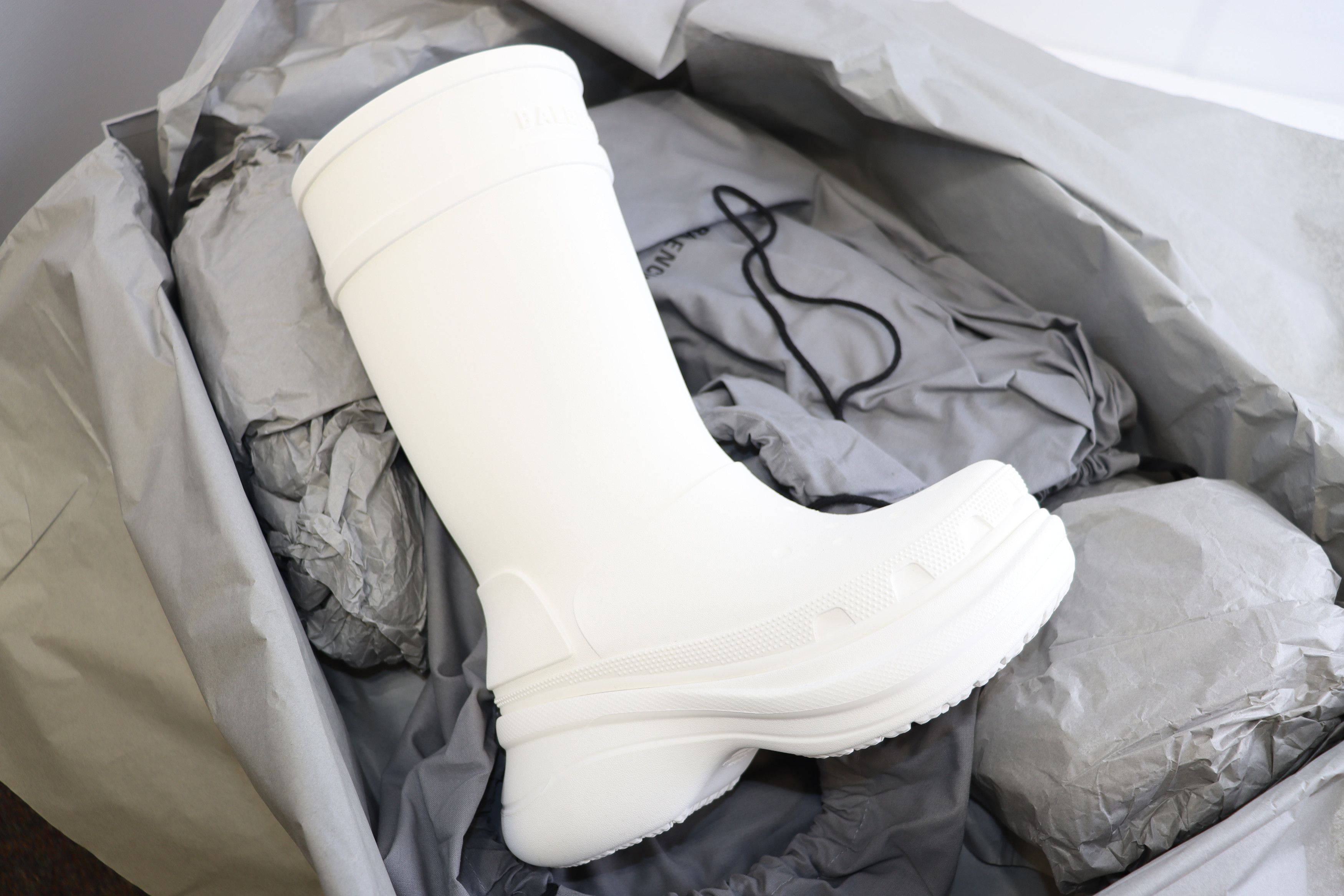 Balenciaga o1rshd1 Rubber Crocs Boots in White Size US 6 / IT 36 - 1 Thumbnail
