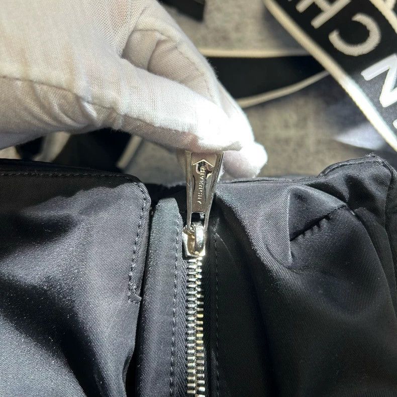 Givenchy Givenchy Classic Black Crossbody Bag 2506-Nextarrow Size ONE SIZE - 4 Thumbnail