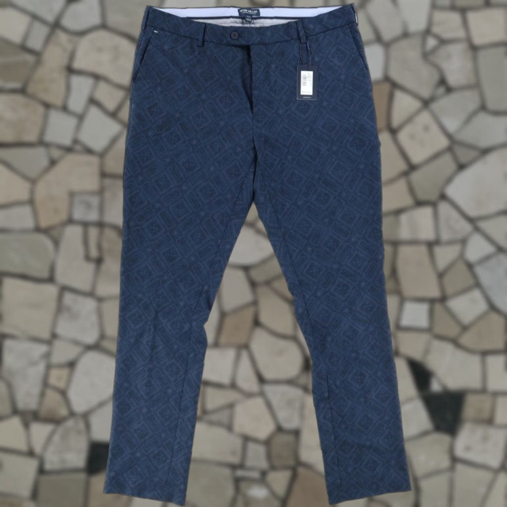 Peter Millar Peter Millar High Stretch Surge Bandana Golf Pants Navy Print Men 36 Chino Regular Inseam 32” All Over Print Navy Polyester Golf pants Size US 36 / EU 52 - 1 Thumbnail