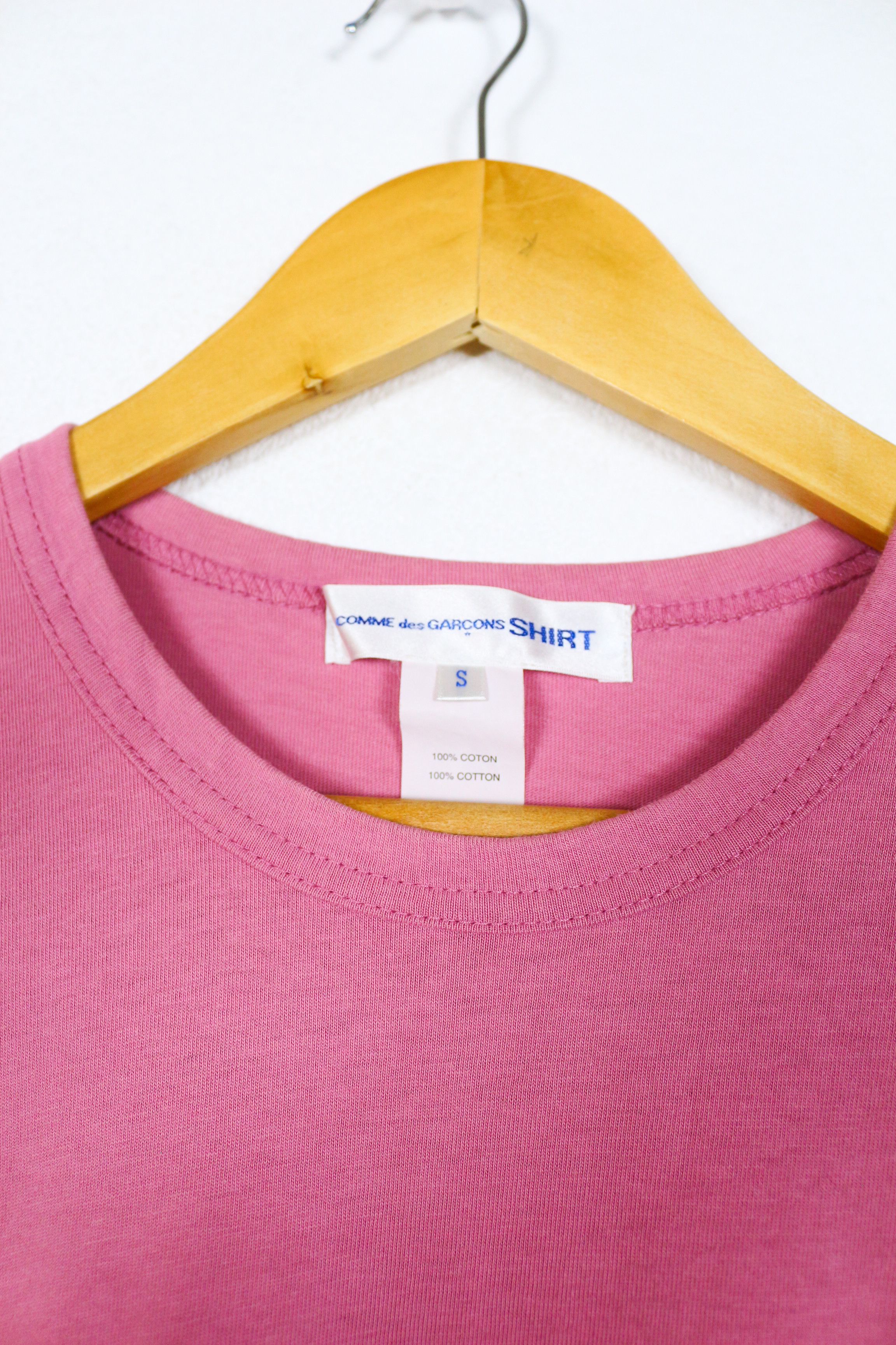 Comme des Garcons SHIRT Comme Des Garcons SHIRT Logo Front Pink Tee T-shirt Size US S / EU 44-46 / 1 - 3 Thumbnail