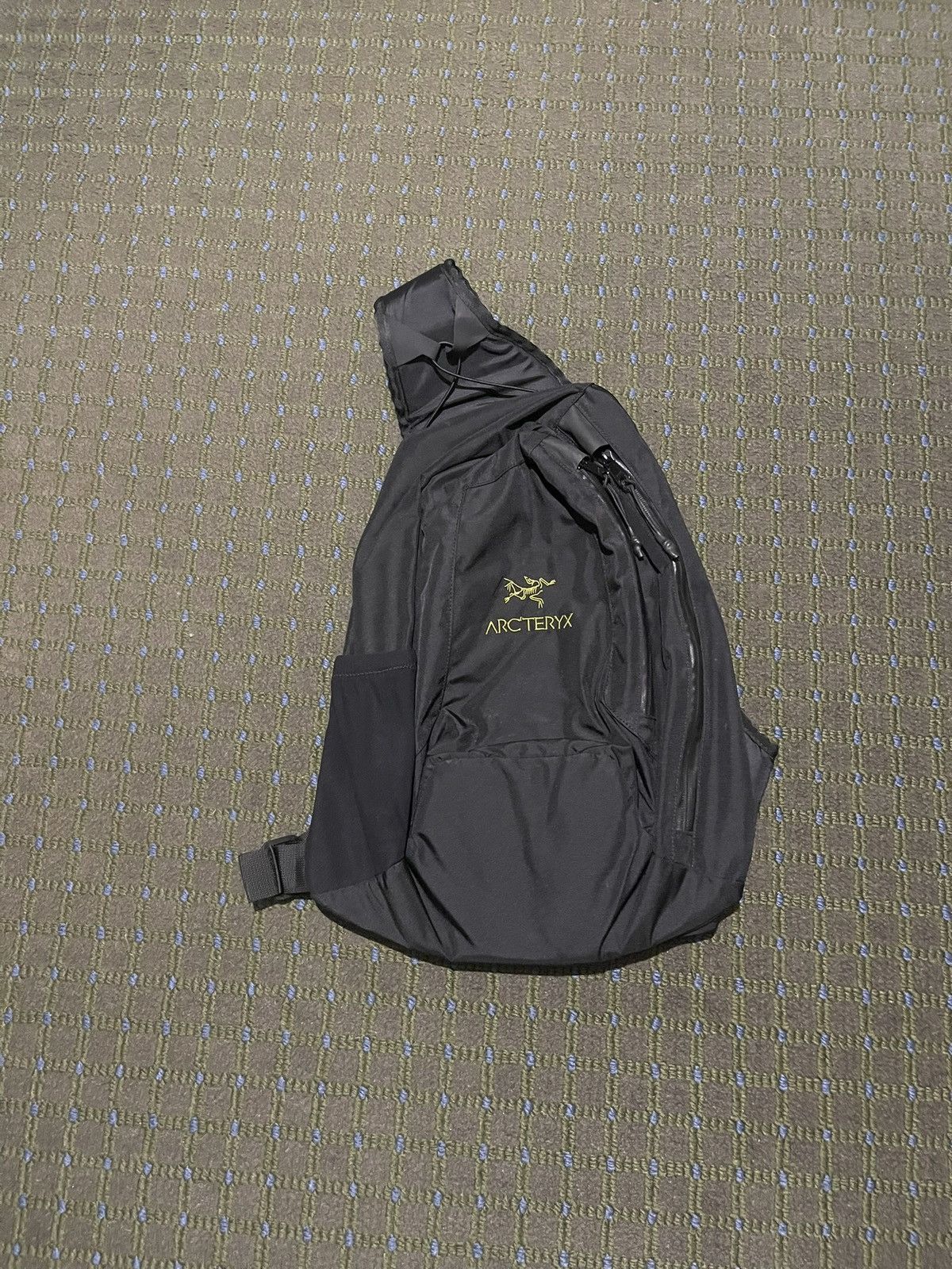 Arcteryx Quiver Vintage Crossbody Sling Bag Black/24k