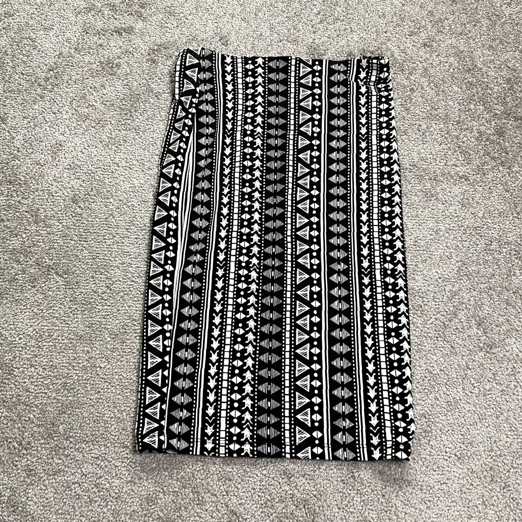 H&M H&M Midi Pencil Skirt Women's XS Black White Geometric Stretch Casual Work Size 26" / US 2 / IT 38 - 2 Thumbnail