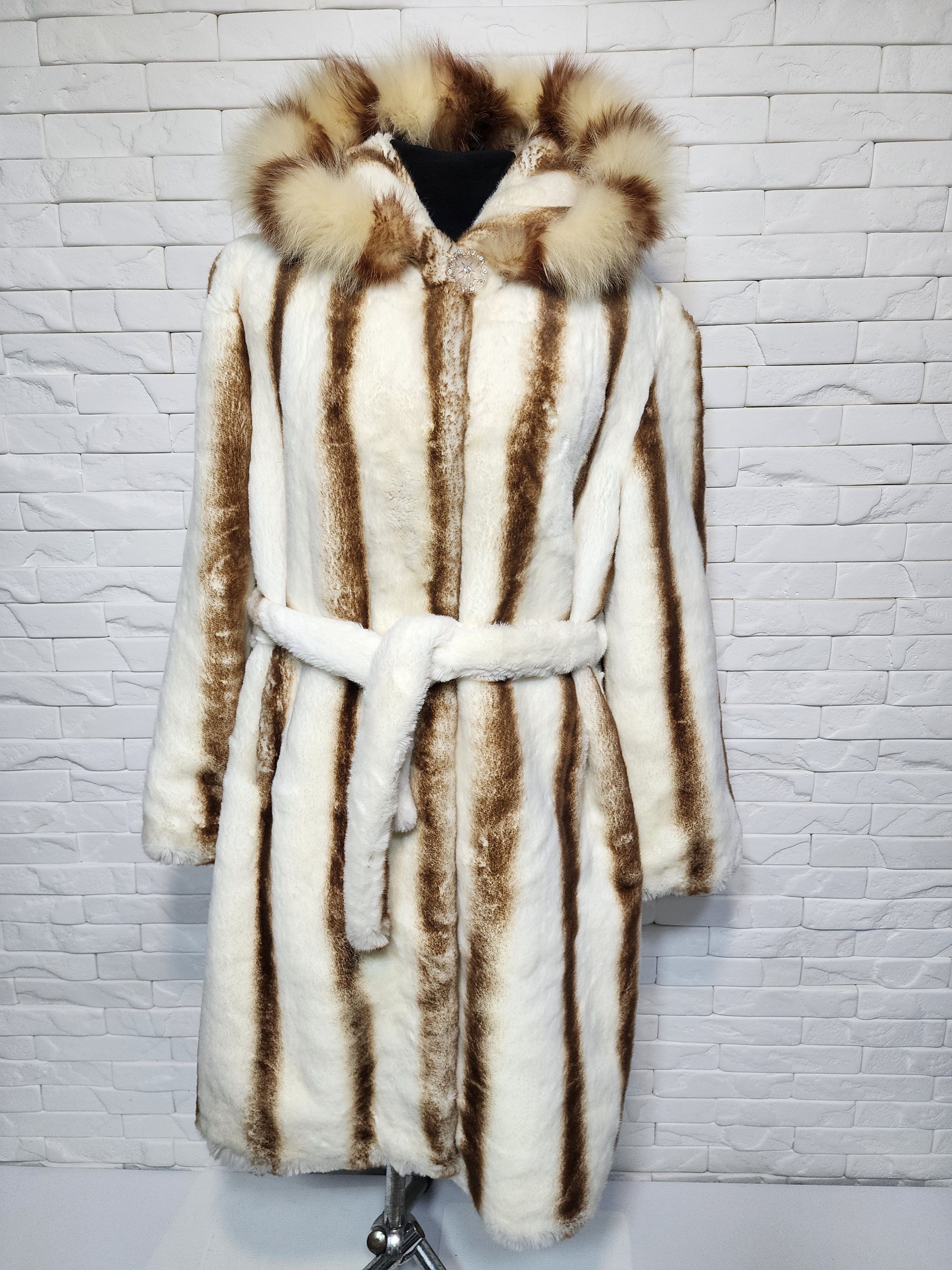 Designer Women's fur coat made of warm, reliable faux fur. Size 3XL / US 20-22 - 1 Thumbnail