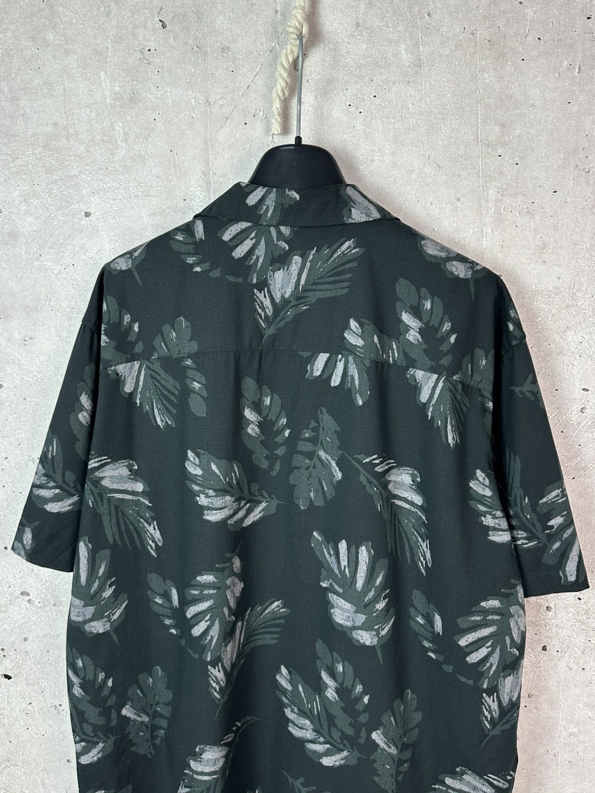 Uniqlo Uniqlo Tropical Leaves Dark Green Short Sleeve Shirt Size US S / EU 44-46 / 1 - 7 Thumbnail