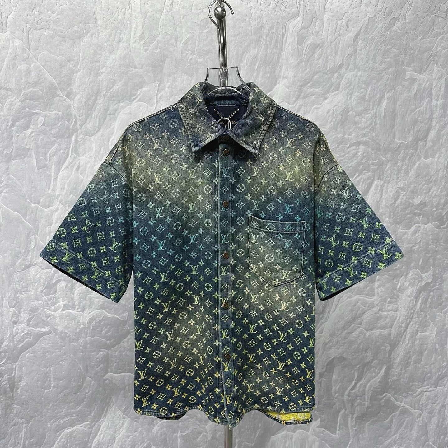 Louis Vuitton louis vuitton rainbow gradient denim shirt Size US L / EU 52-54 / 3 - 1 Thumbnail