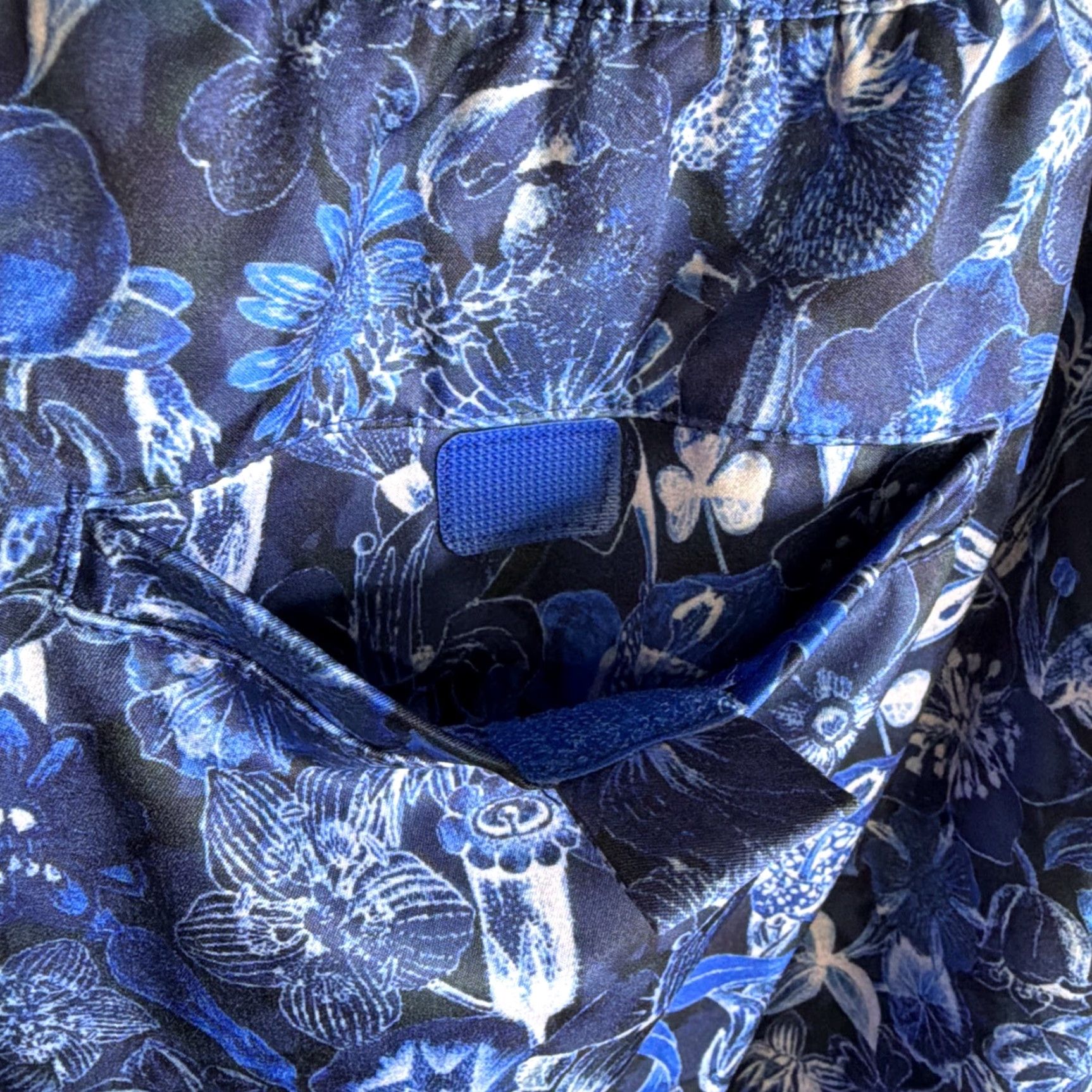 Robert Graham Robert Graham Board Shorts Swim Trunks Blue Floral 34 Men's Tropical Surfing Trunks, Back Pocket, Drawstring, Pockets, Tie closure Size US 34 / EU 50 - 6 Thumbnail