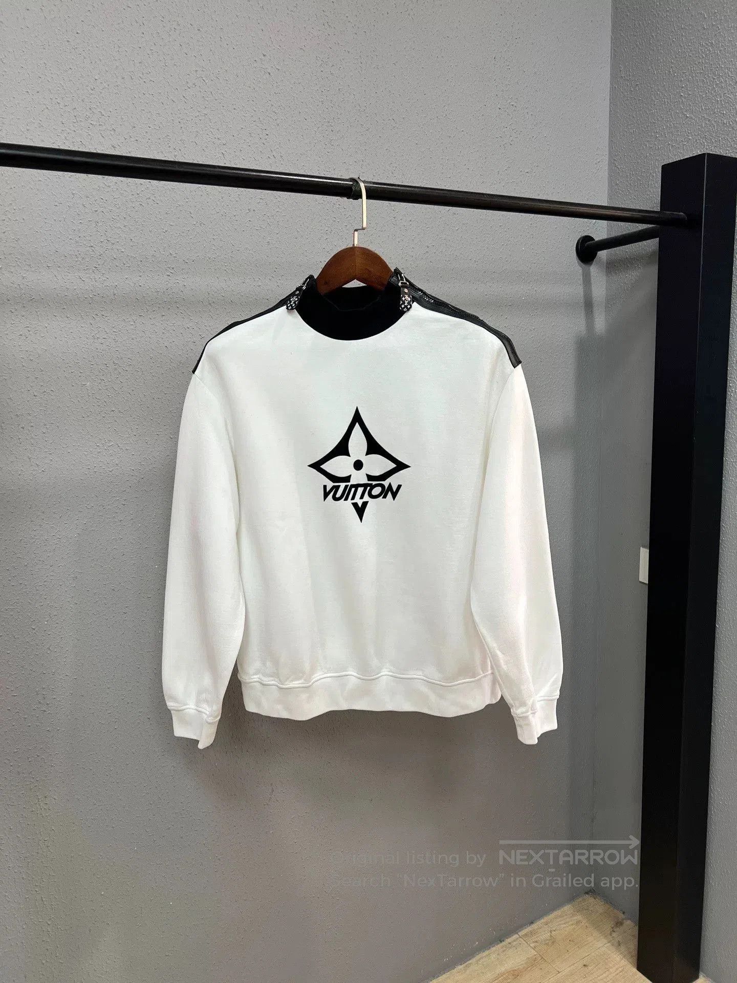 Louis Vuitton white sweatshirt with black collar. Size US M / EU 48-50 / 2 - 1 Thumbnail