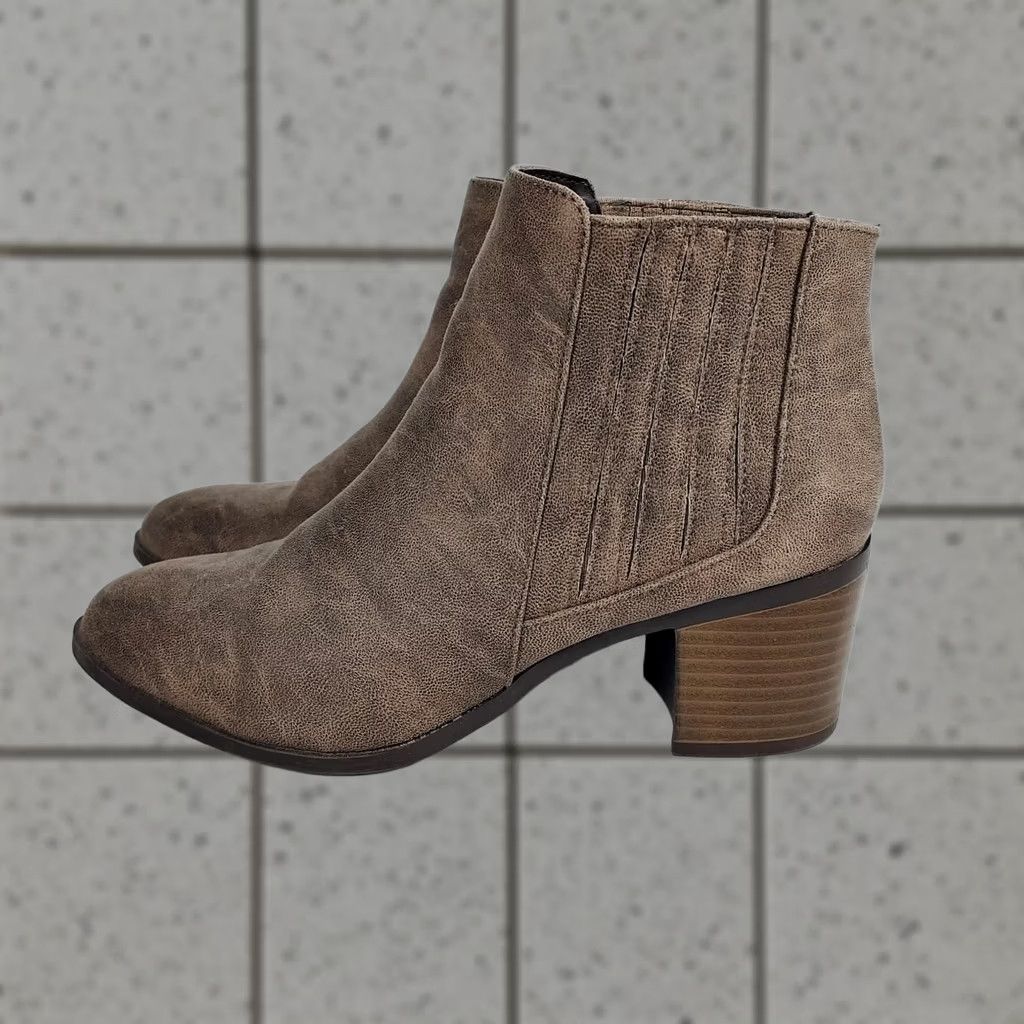Vintage Qupid Women’s 5.5 Taupe Faux Suede Ankle Booties Block Heel Shoes Size US 6 / IT 36 - 1 Thumbnail
