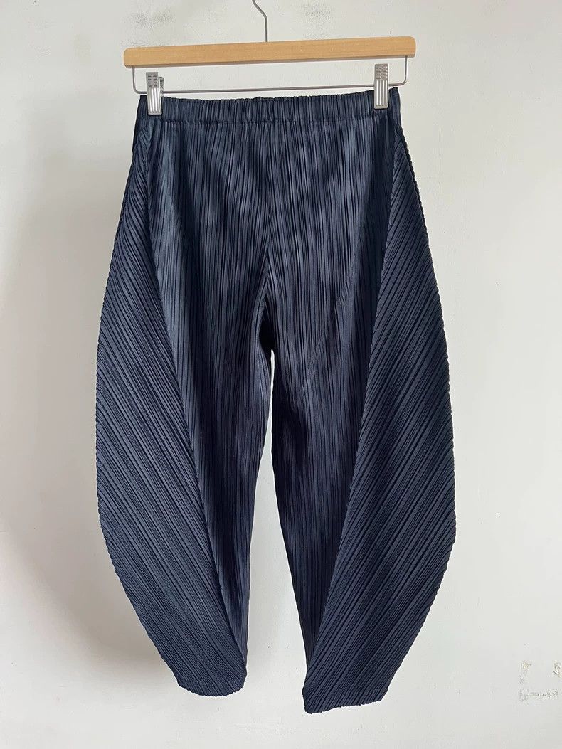 Issey Miyake Issey Miyake size:3 Black pleated irregular-shaped pants Size 22" - 2 Thumbnail