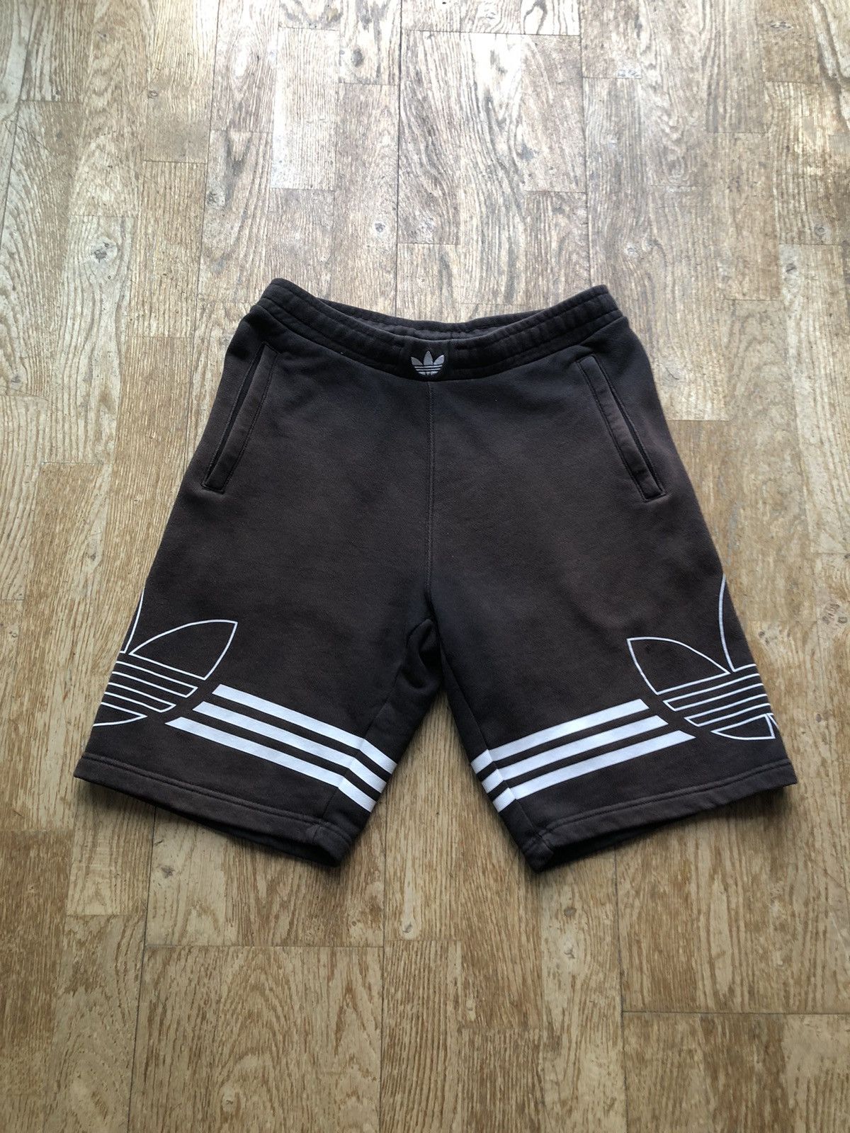 Adidas ADIDAS BIG LOGO VINTAGE QUALITY SHORTS Size US 30 / EU 46 - 1 Thumbnail
