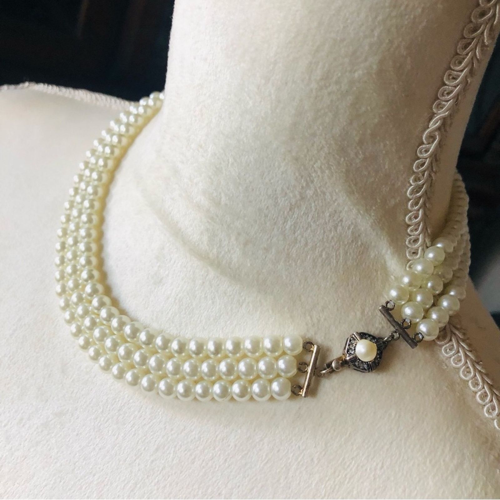 Vintage Vintage Feinberg triple strand white glass pearl necklace Size ONE SIZE - 4 Thumbnail