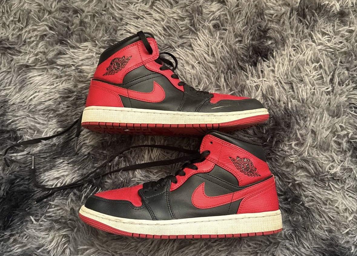 Jordan Brand Air Jordan 1 mid “banned” Size US 9.5 / EU 42-43 - 1 Thumbnail