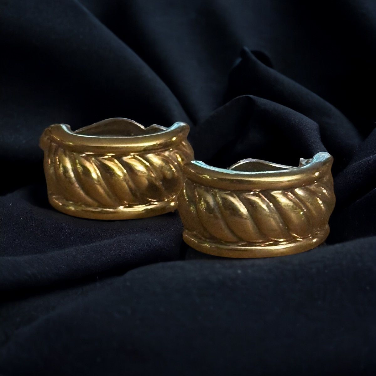Vintage Vintage chunky gold tone curved clip on hoop earrings Size ONE SIZE - 2 Thumbnail