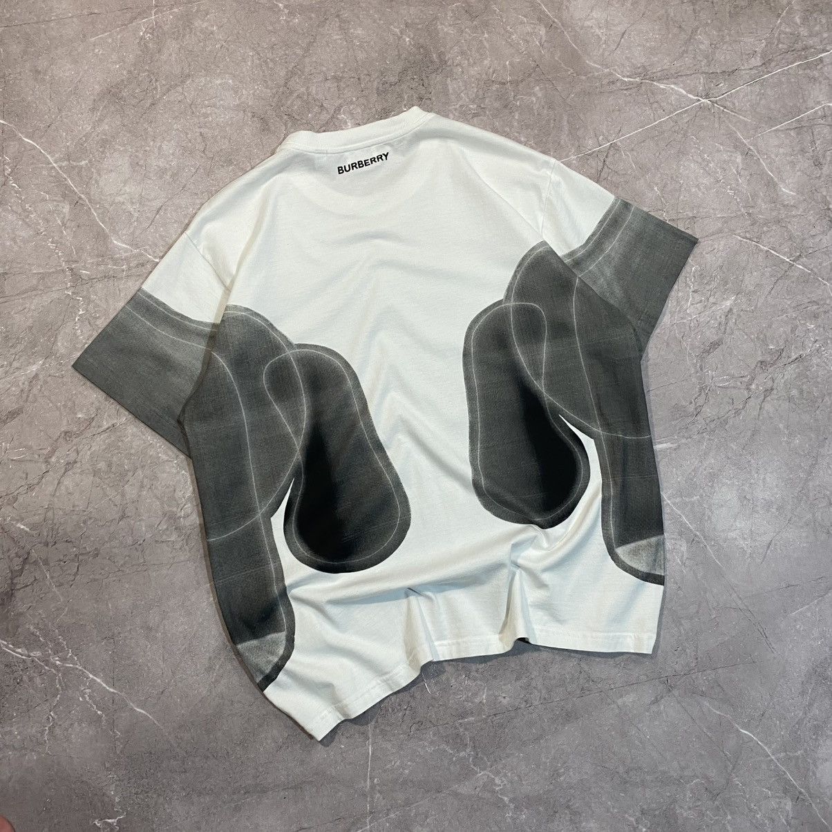 Burberry RARE ! BURBERRY ELON GRAPHIC BEAR TEE Size US M / EU 48-50 / 2 - 8 Thumbnail