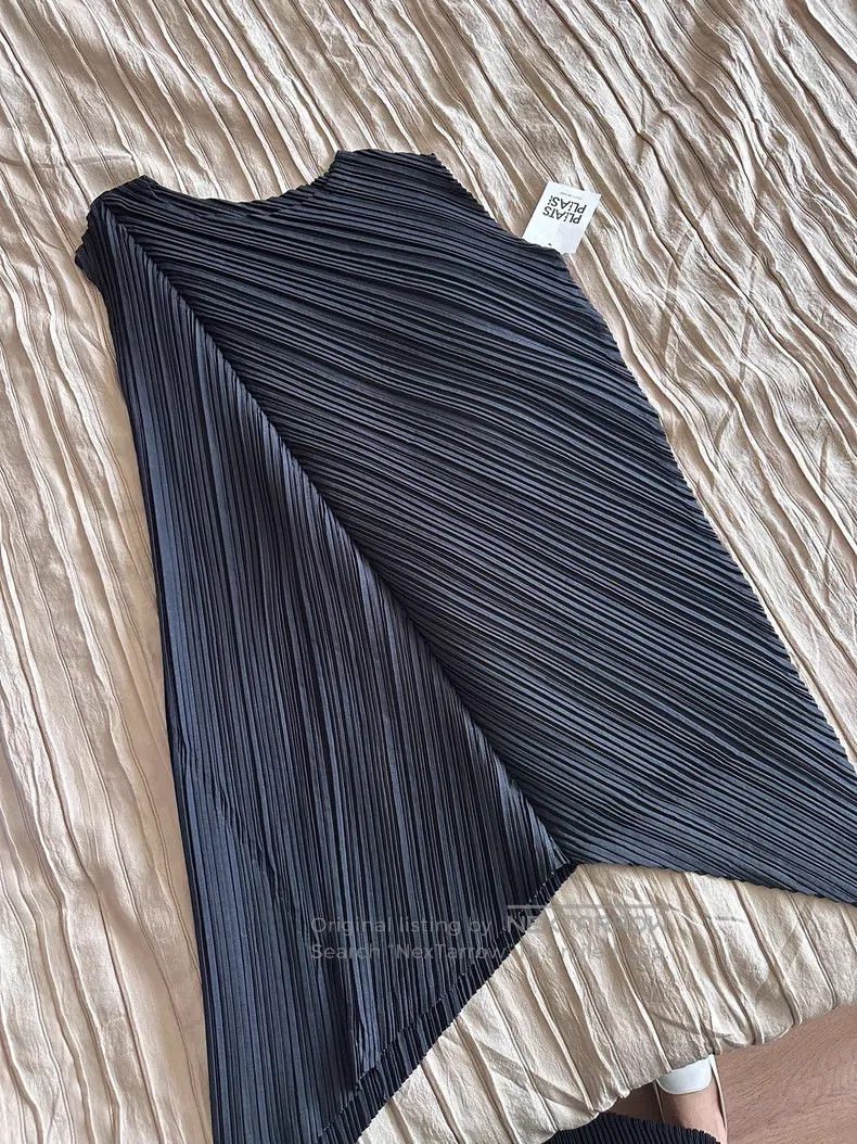 Issey Miyake Issey Miyake Matte Black Diagonal Stripe Cut Top Size L / US 10 / IT 46 - 1 Thumbnail